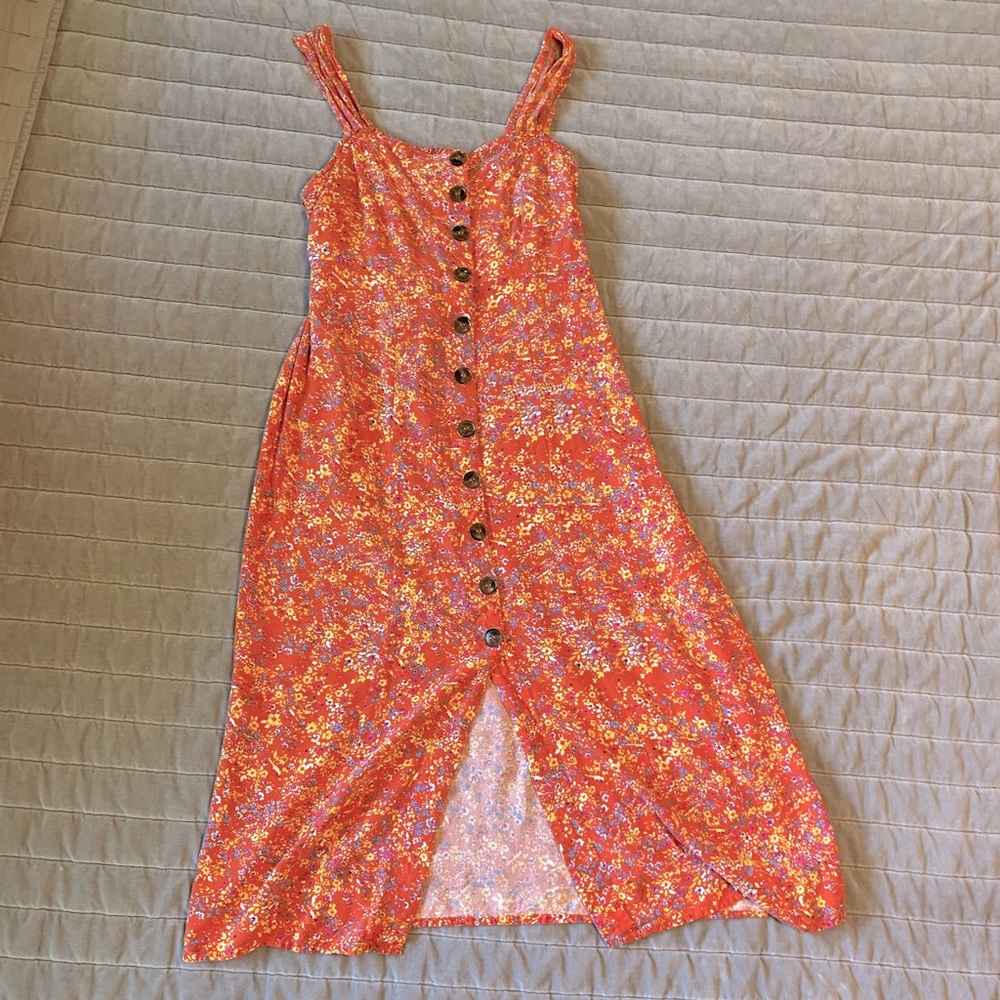 Cute summer dress. Just not my color. Soft fabric and comfortable